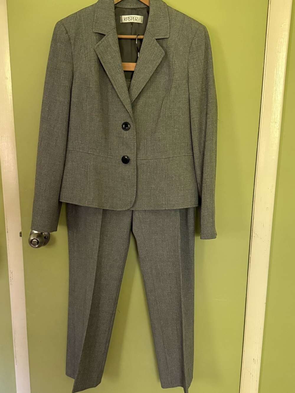 Kasper Gray Women's Two-Piece Blazer and Pants Suit petite